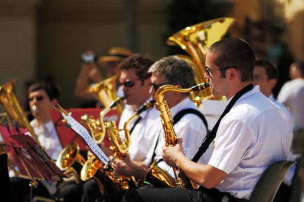 Fête impeccable avec un orchestre de variété